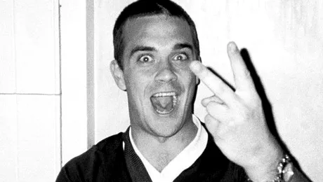 Robbie Williams şi-a vândut diverse obiecte personale la o licitaţie caritabilă.