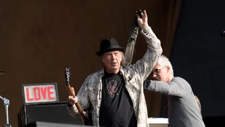 Neil Young şi-a retras muzica de pe Spotify, ca urmare a dezinformărilor despre vaccin ale prezentatorului Joe Rogan