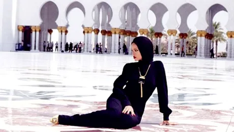 Rihanna şi-a schimbat religia?!