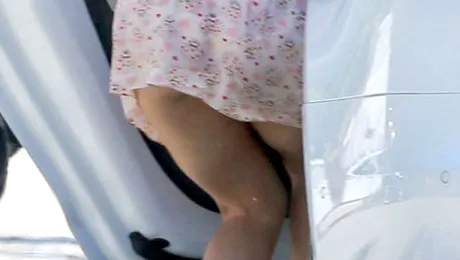 Cu rochiţă scurtă, fără lenjerie! Combinaţia perfectă pentru paparazzi