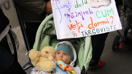 POZA ZILEI: Parintii au „luptat” cu bebelusi si pampersi folositi, pentru salvarea indemnizatiei