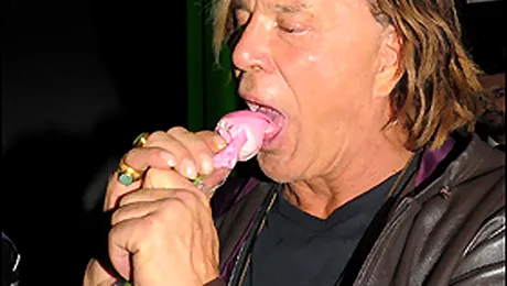 Mickey Rourke nu daruieste trandafiri… ci ii mananca (Poze)