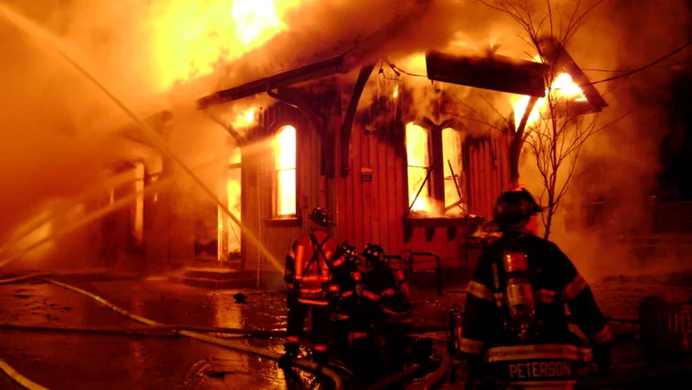 O familie care și-a pierdut casa într-un incediu a fost amendată de pompieri 