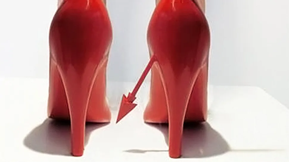 Un artist a creat 12 perechi de pantofi pentru 12 foste iubite (Poze)