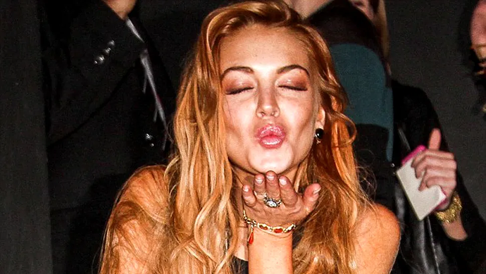 Lindsay Lohan petrece până cade sub masă