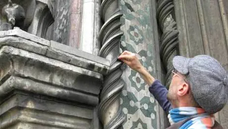 Un artist italian pictează folosind praful din oraș (Video)