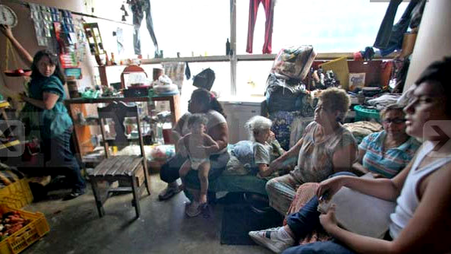 Cetateni intr-un apartament din turn