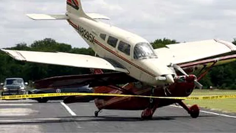 Un avion a aterizat peste alt avion