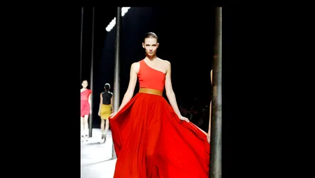 Rochiile diafane, recomandate de designeri pentru noul sezon! (poze)