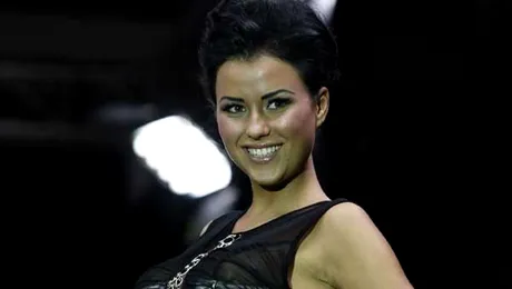 Căţeluşa Danielei Crudu e “mireasă” la o prezentare de modă