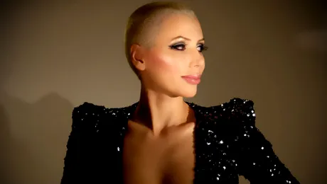 Cătălina Toma revine: Acelaşi look, dar fără fustiţe