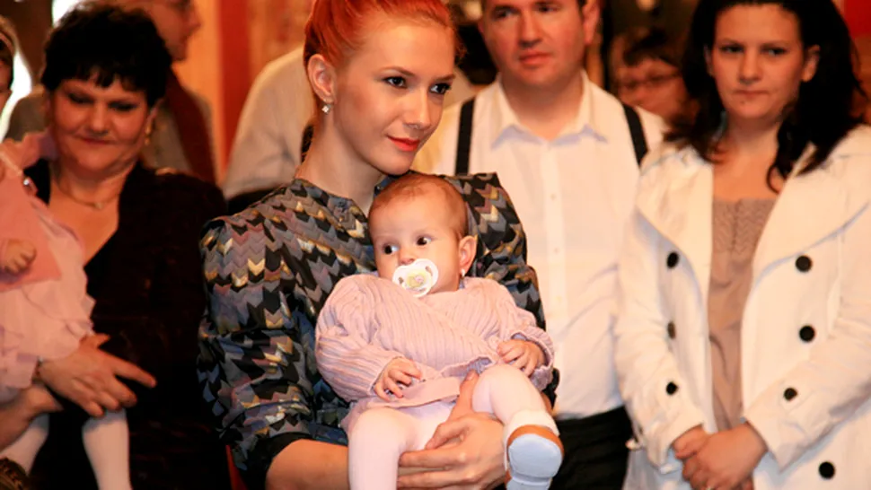 Adela Popescu şi-a botezat nepoţica