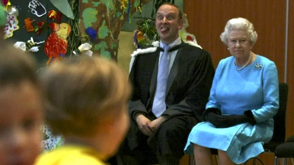 Un director de scoala a scos limba de fata cu Regina Elisabeth a II-a