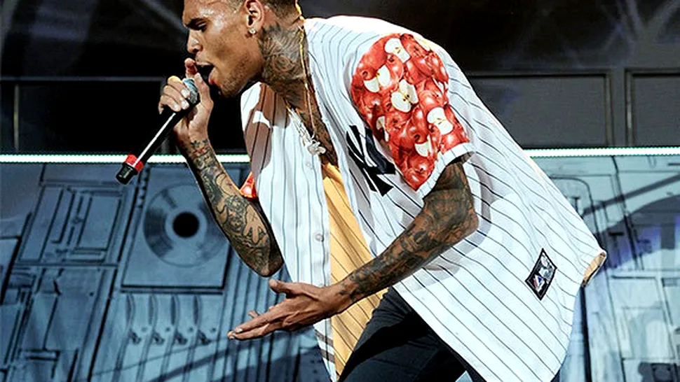 Chris Brown a mai pierdut un sponsor pentru concerte, dar a lansat o piesă nouă (Video)