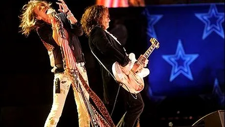 Steven Tyler, imbrancit de pe scena de Joe Perry! (video)