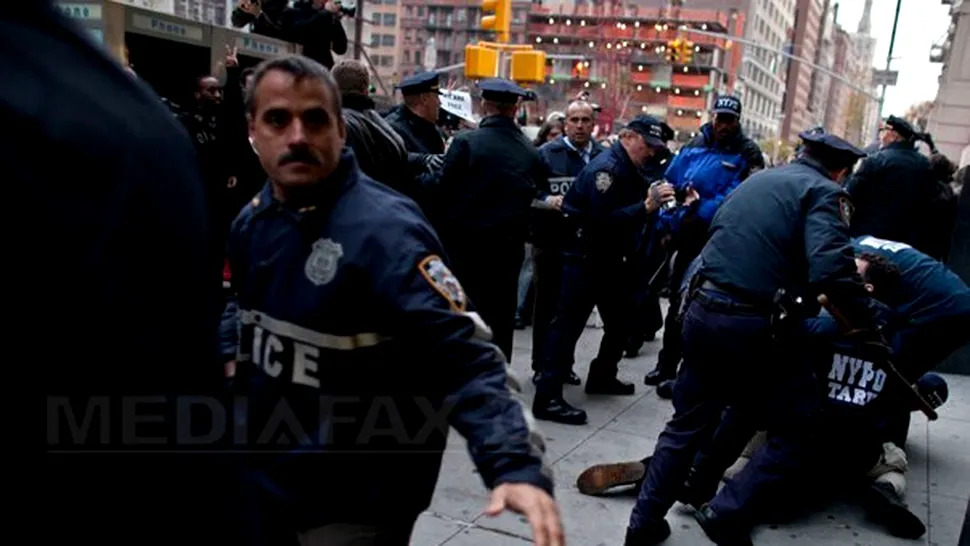 Arestari si politisti raniti la mitingul Ocupy Wall Street din New York