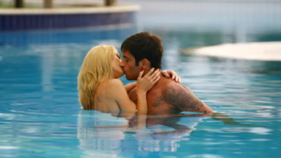 Radu Valcan si Madalina Draghici fac dragoste in piscina (Poze)
