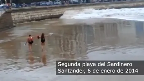 O femeie a fost luată de val pe o plajă din Spania (Video)