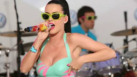 Katy Perry şi Pink donează pantofi