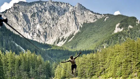 RECORD: Un bărbat a mers 250 de metri pe sfoară deasupra unui lac