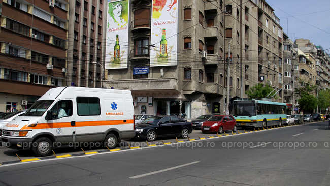 Ambulantele au cel mai mult de suferit, dar la nevoie mai trec si peste separatoarele de sens