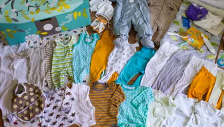 Statul finlandez oferă fiecărui nou-născut o cutie – pachet maternal