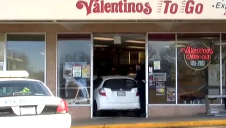 Gestul SCANDALOS al unui bărbat, după ce a intrat cu mașina într-o pizzerie (Video)