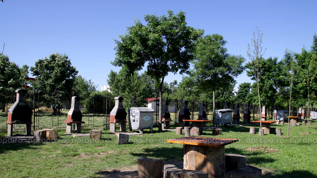 Mesele din butuci, o parte din atractia acestui loc, nu au disparut