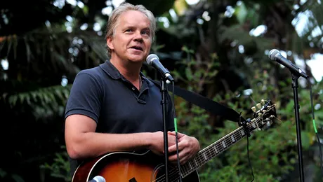 Tim Robbins cântă despre andropauză