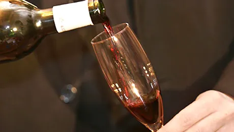 Femeile pot scapa de obezitate, daca beau doua pahare de alcool pe zi!