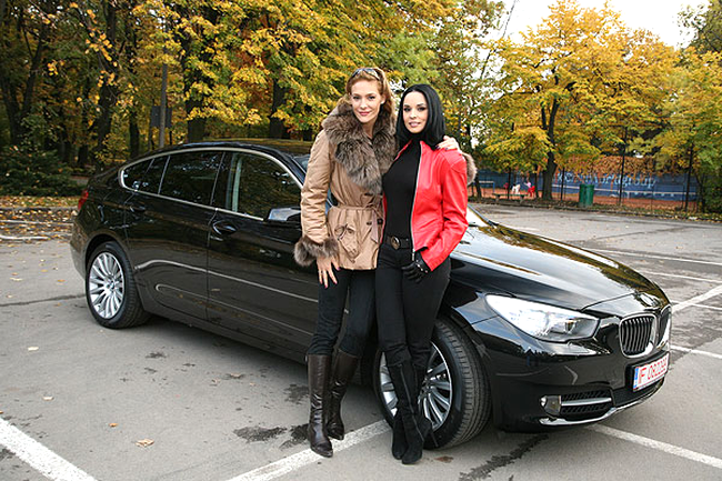 Roxana Ciuhulescu si Andreea Marin la emisiunea Promotor