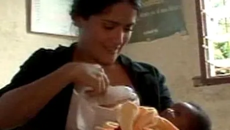 Salma Hayek a alaptat la san un copil african