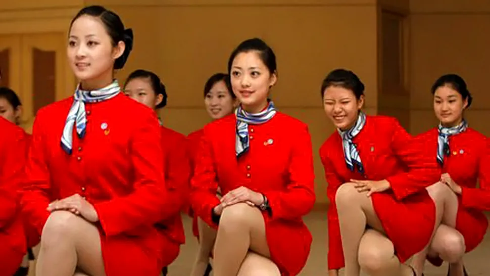 Stewardesele filipineze danseaza in timp ce prezinta instructiunile de zbor (Video)