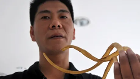 Chinezul cu unghii de 35 de centimetri