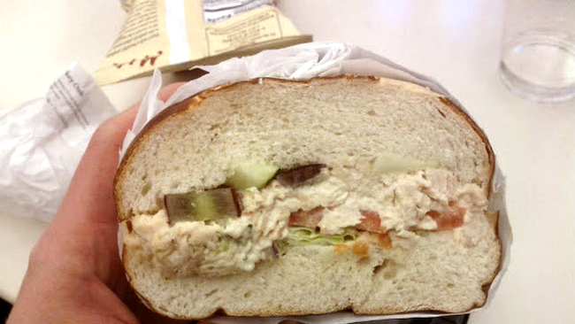 Adaosurile oribile la gust adăugate în sandvișuri pentru a păstra gramajul indicat pe etichetă