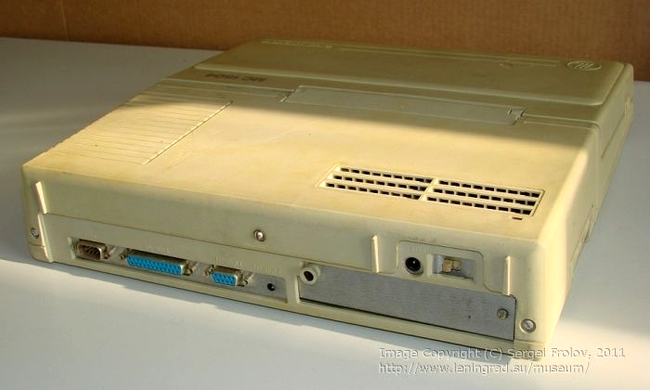 Laptopul era echipat cu interfață seriala, paralelă și ieșire video 