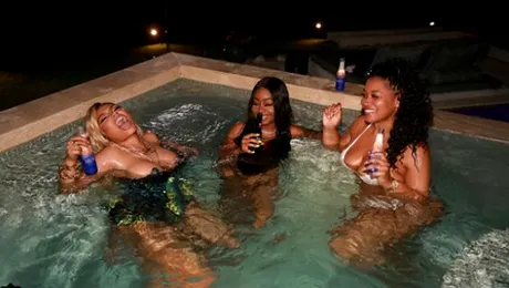 A rămas în SÂNII GOI pe scenă. Momentul a fost surprins pe camere