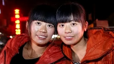 Două gemene s-au regăsit după 24 de ani