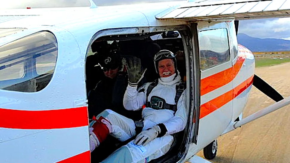 Un octogenar a stabilit un nou record de skydiving