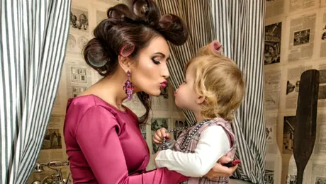 De Revelion, Ela Crăciun îşi alege ţinuta împreună cu fiica ei