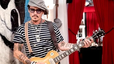 Johnny Depp a divorţat de Amber Heard după ce a găsit fecale în patul său