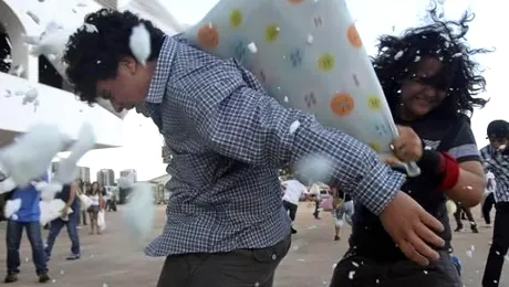 A plouat cu fulgi, de Ziua Internationala a Batailor cu Perne (Video)