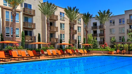 Un milionar care a dormit pe străzi înainte de a face avere oferă un apartament de 120.000 de lire