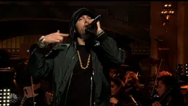Eminem spune că rapul despre sănătatea mintală și dependența a fost „terapeutic”