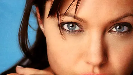 REMEMBER: 7 poze cu sânii Angelinei Jolie înainte de mastectomie