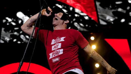 Vreţi să fii VIP la concertul Red Hot Chili Peppers?