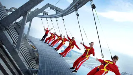 Creste-ti nivelul de adrenalina, practicand EdgeWalk (Video)