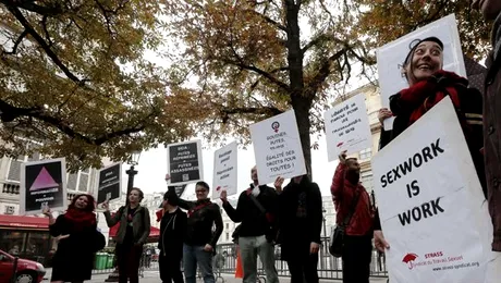 Franța: Vedetele protestează împotriva penalizării clienților prostituatelor