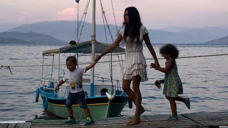 Cum a fost surprinsă Elena Băsescu în vacanţă – FOTO