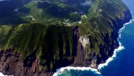 Cum arată orașul din vulcanul insulei Aogashima (Video)